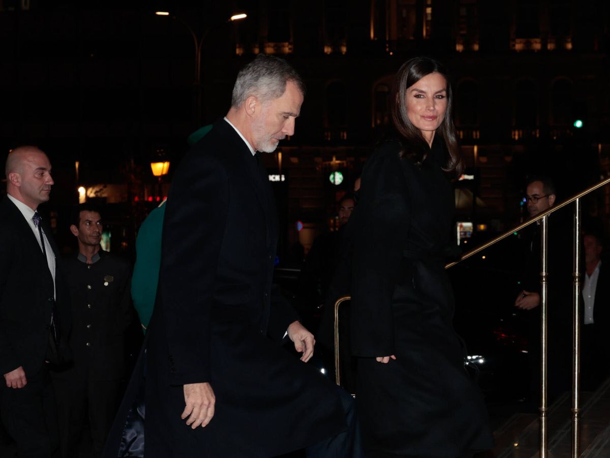 Foto: Felipe VI y Letizia, a su llegada al aeropuerto de Atenas. (Gtres)