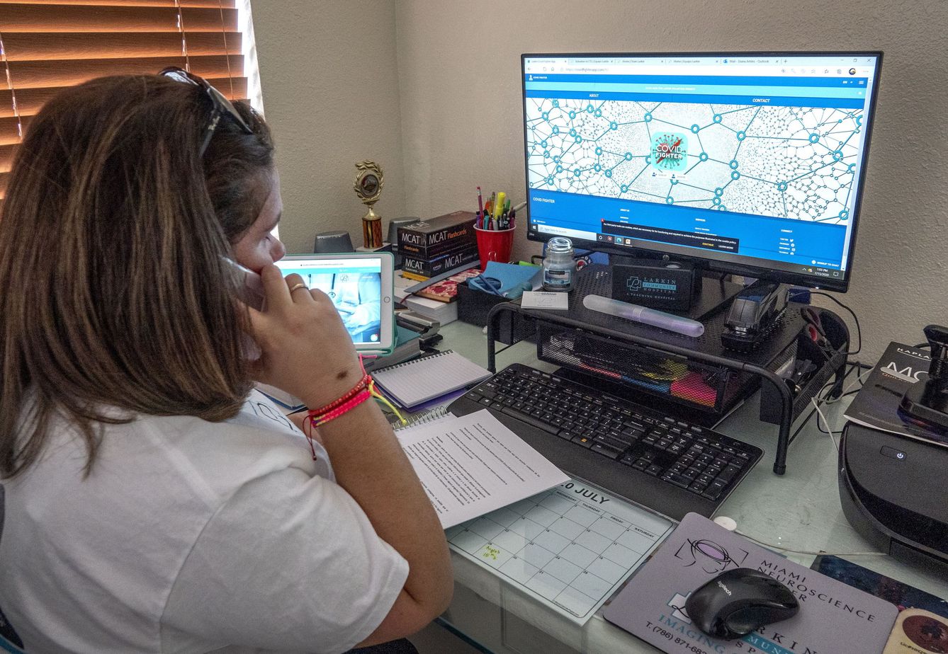 Diana Artiles, una voluntaria, hace rastreo de contactos en Florida. (EFE /EPA)