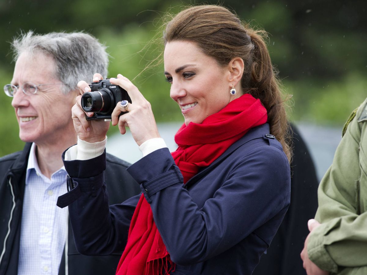 Foto: La duquesa de Cambridge, con su cámara de fotos. (Getty)