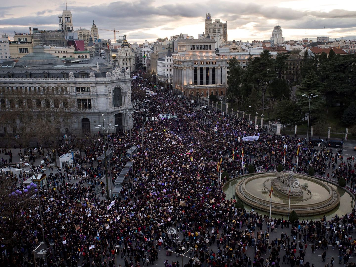 La manifestación del Día de la Mujer en Madrid, a su paso por la Cibeles, el pasado 8 de marzo. (EFE)