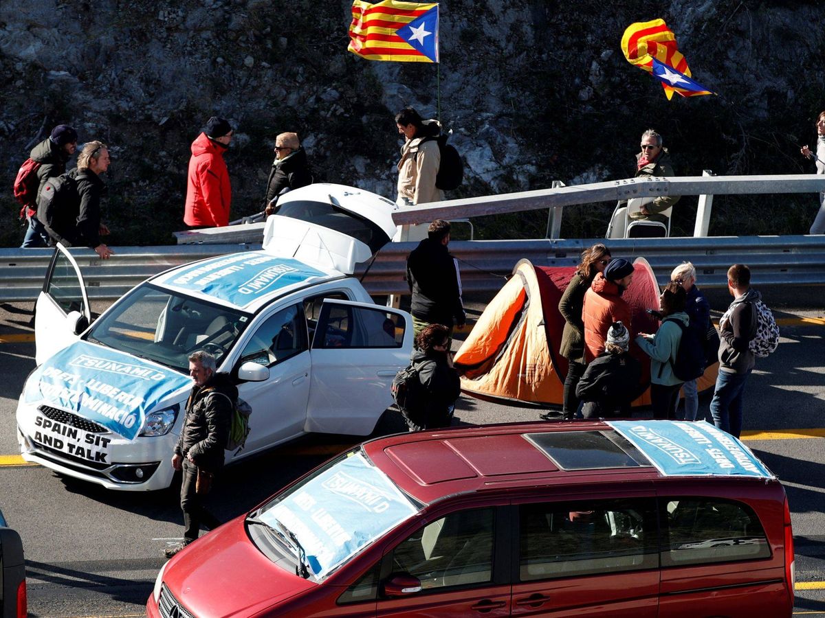 Foto: Centenares de personas participan en el corte de la autopista que enlaza España y Francia. (EFE)
