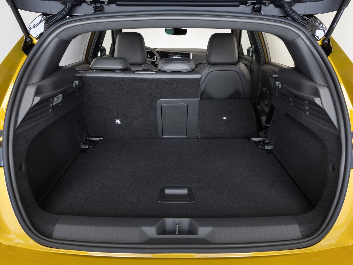 El maletero del Astra Hybrid se queda en 352 litros, 70 menos que en las versiones de gasolina y diésel.