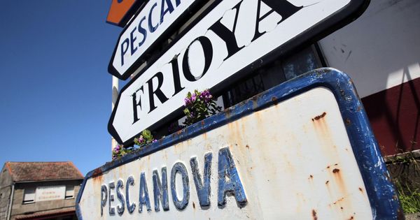 Foto: Carteles cerca de la fábrica de Pescanova (Reuters)