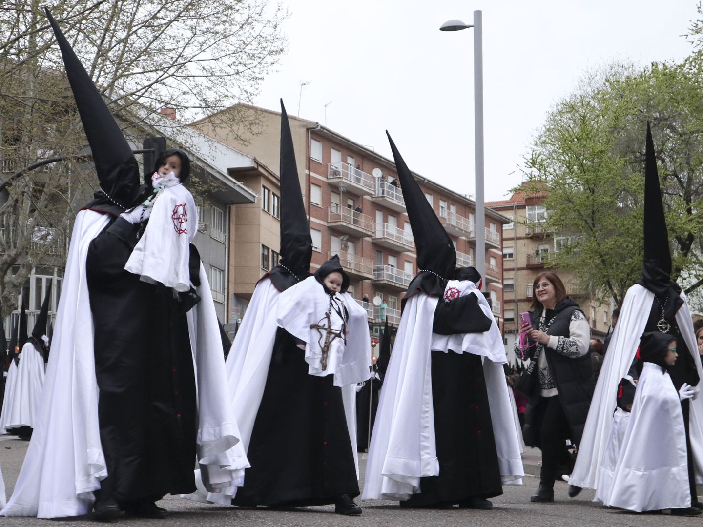 Varios cofrades en una de las procesiones de la Semana Santa de Zamora. (EFE)