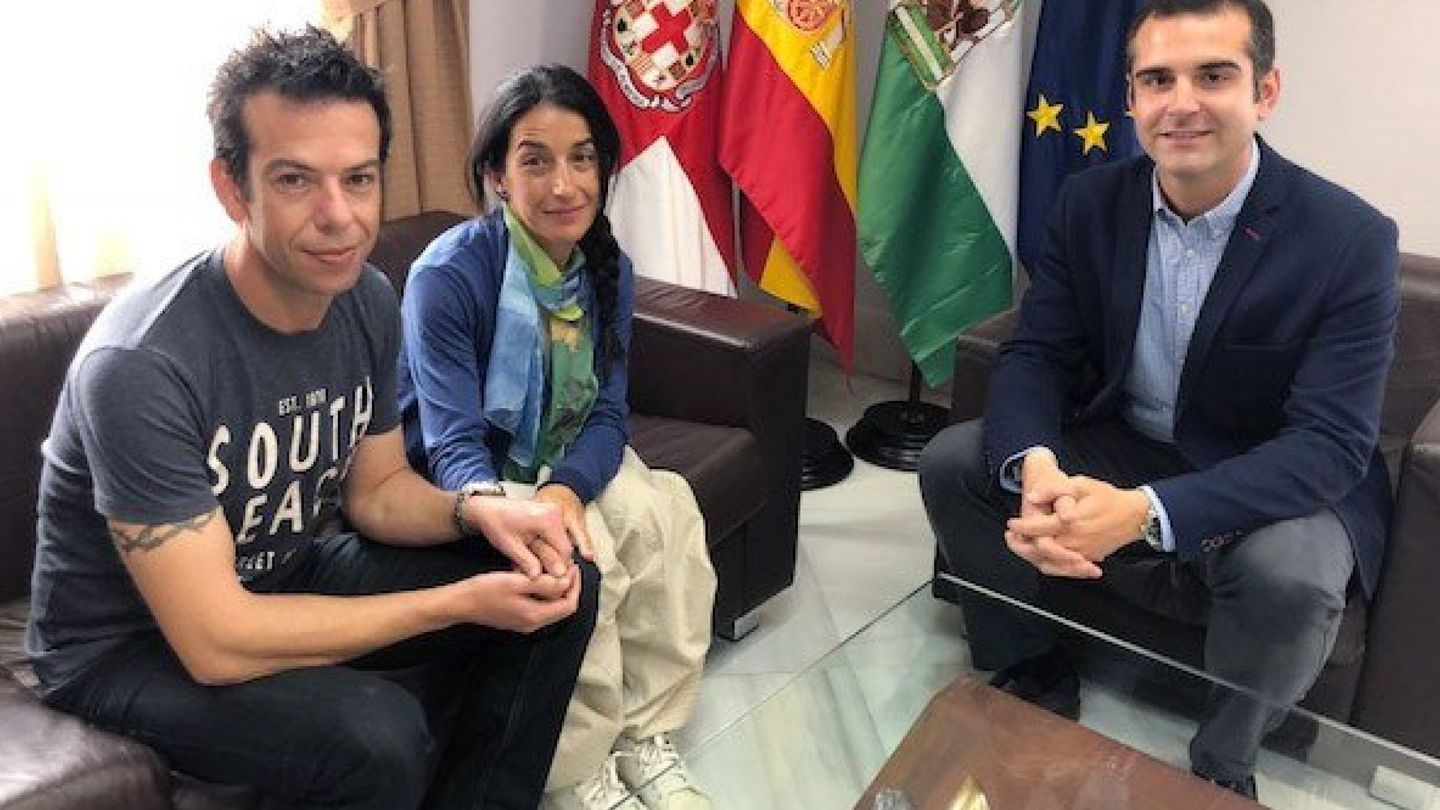 El alcalde de Almería, Ramón Fernández-Pacheco, y los padres del menor, Gabriel Cruz, Patricia Ramírez y Ángel Cruz. (EFE) 