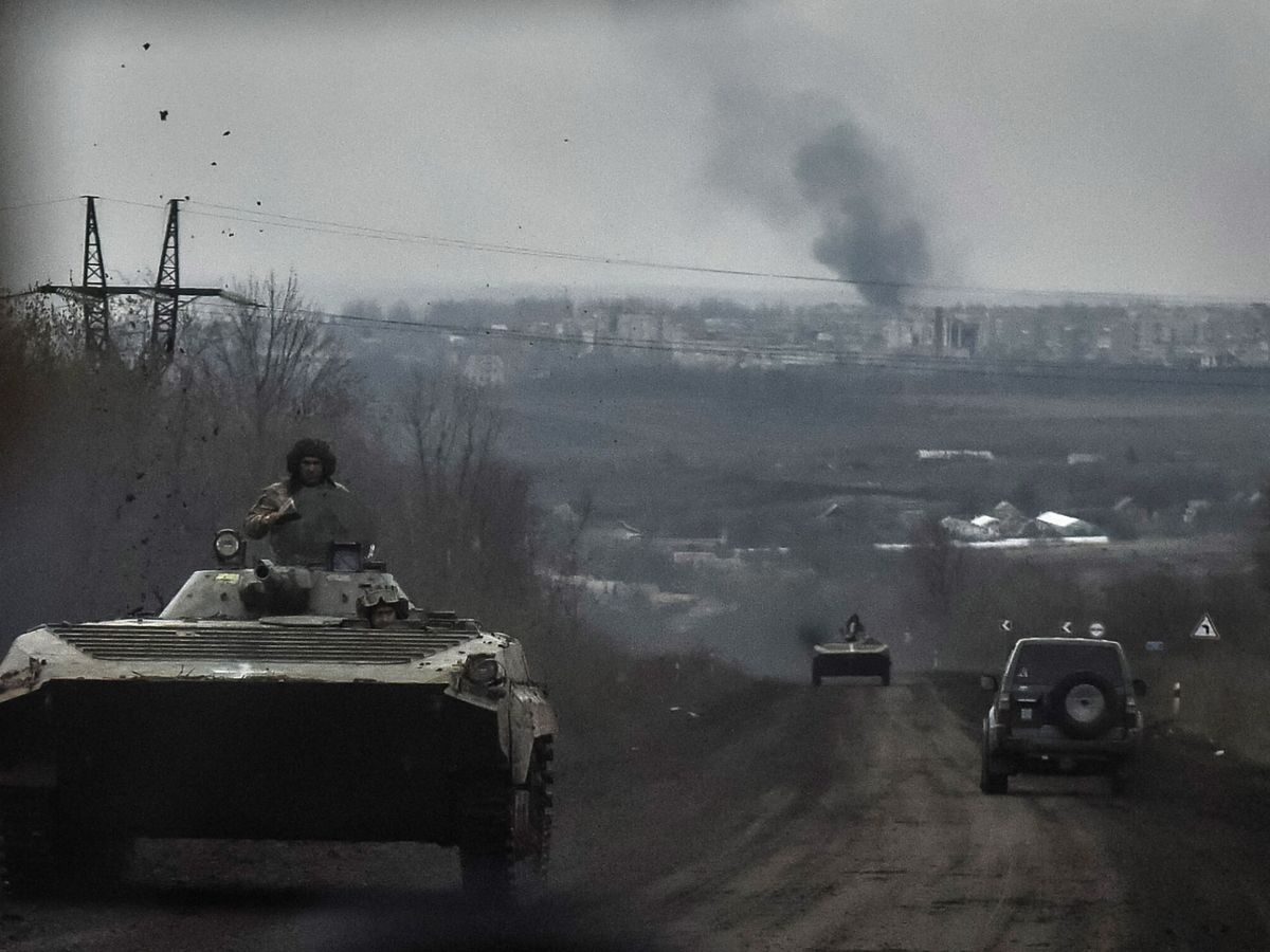 Foto: Vehículos blindados del Ejército ucraniano recorren un camino en la localidad de Bajmut. (EFE/Oleg Petrasyuk)