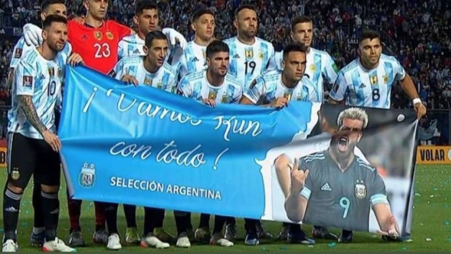La Selección argentina posa con una pancarta de apoyo al Kun