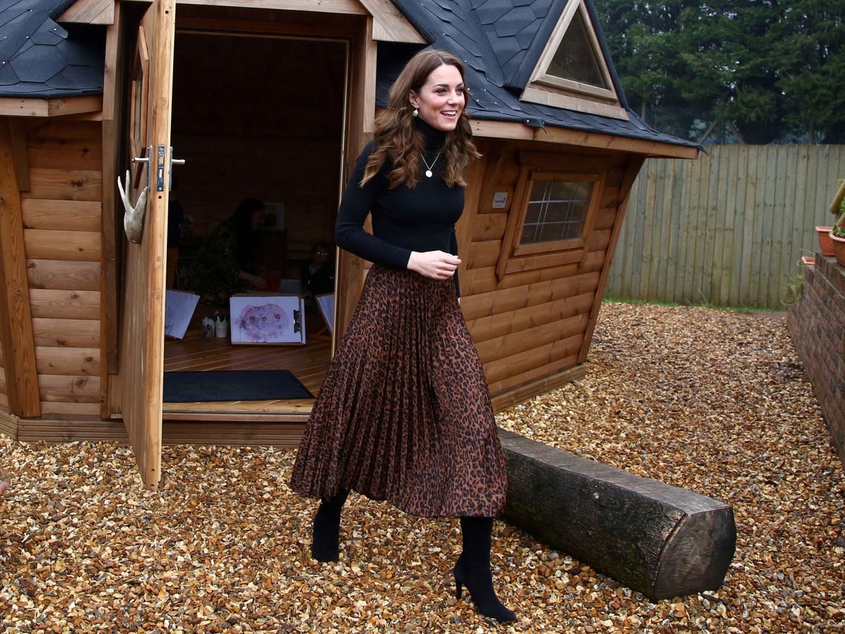 Foto: Kate Middleton, con falda plisada de animal print en una visita a Cardiff. (Reuters)