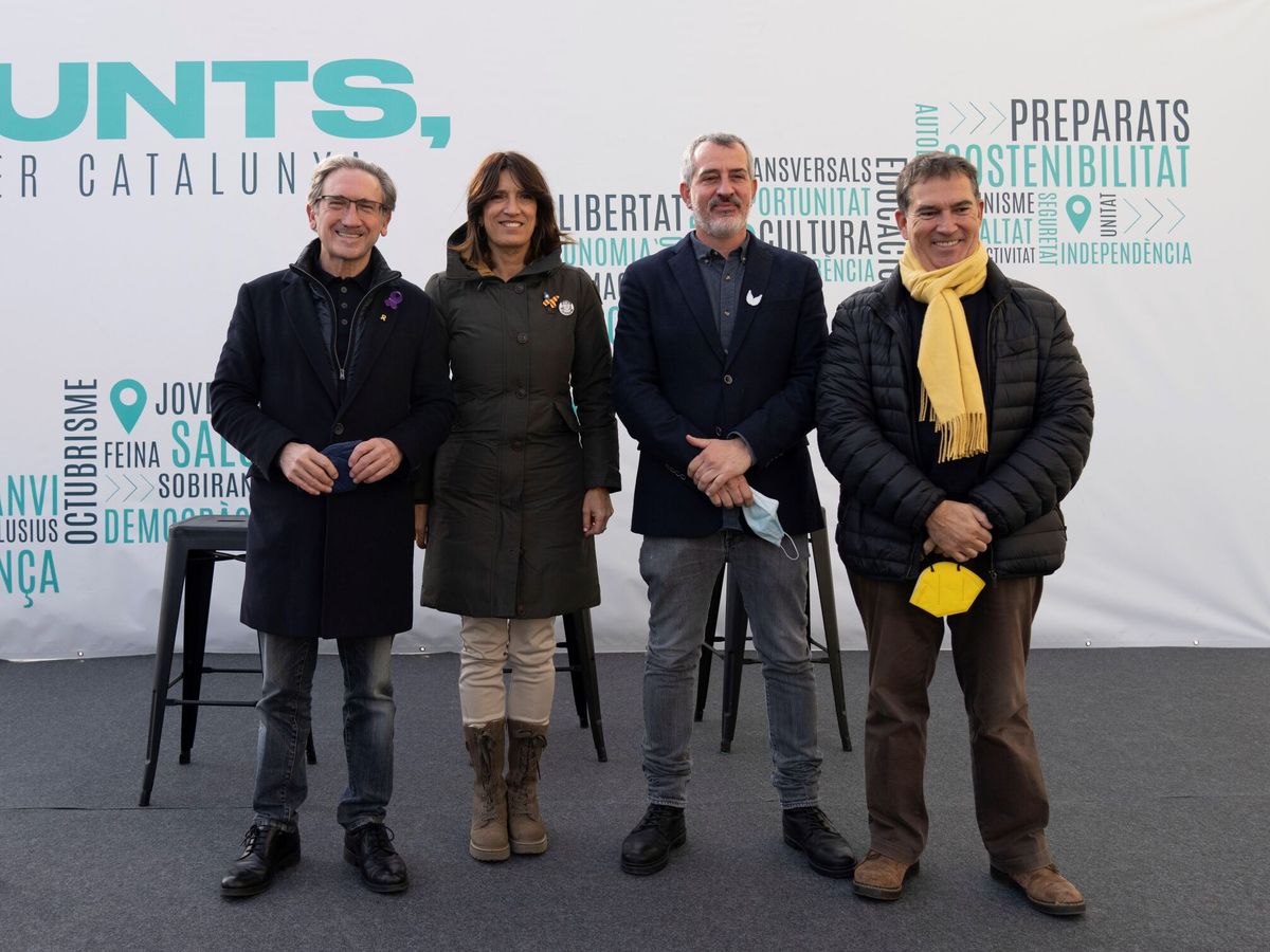 Foto: David Torrents (2d), acompañado del 'conseller' de Economía y Hacienda, Jaume Giró (i), la diputada Pilar Calvo (2i) y el diputado del Parlament Jaume Alonso Cuevillas (d). (EFE)
