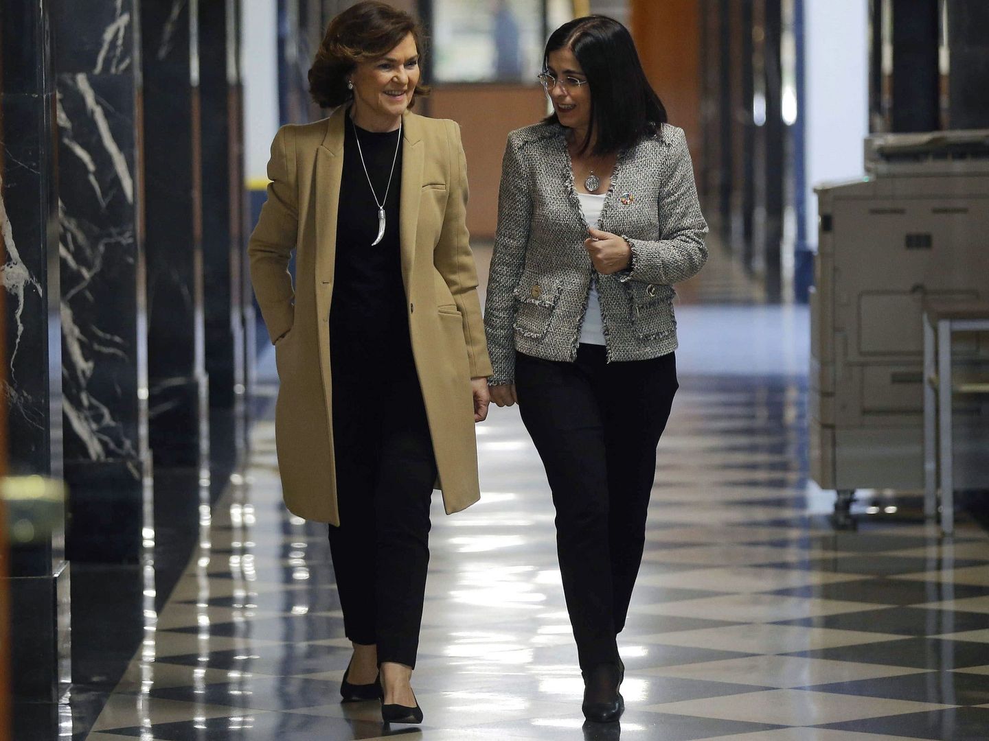 La vicepresidenta del Gobierno, Carmen Calvo, y la ministra de Política Territorial y Función Pública, Carolina Darias. (EFE)