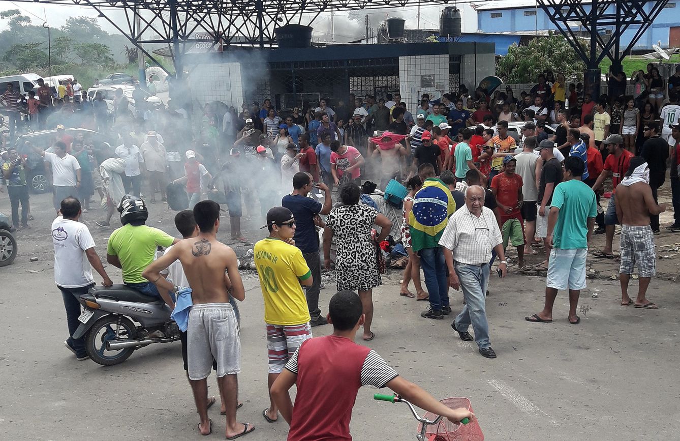 Manifestantes brasileños queman las pertenencias de venezolanos cerca del paso fronterizo durante los disturbios del pasado 18 de agosto. (Reuters)