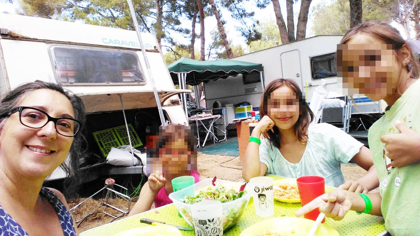 Gloria con tres de sus sobrinas en un 'camping' este verano. (M.Z.)