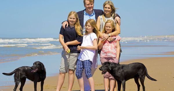 Foto: La familia real holandesa, con sus perros Nala y Skipper en la playa. (Gtres)