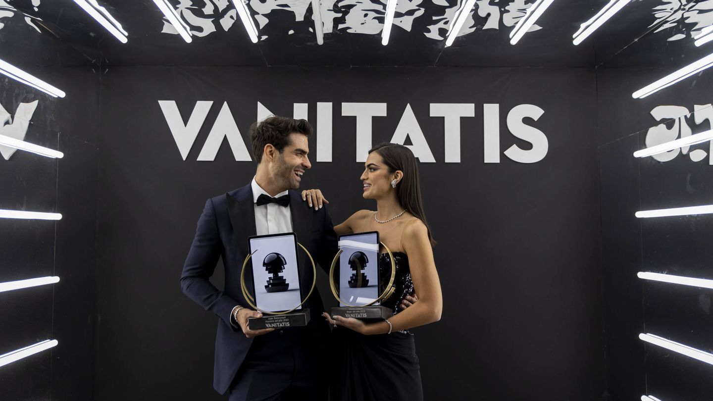Juan Betancourt y Marta Lozano, con sus respectivos premios. (Mario García)