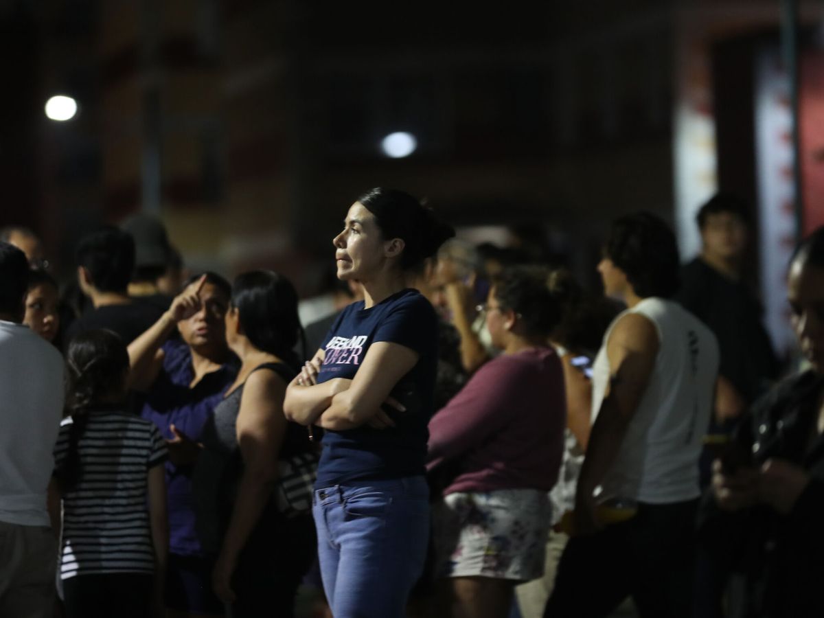 Foto: Un grupo de personas esperan en la calle tras ser desalojadas de sus viviendas por la alerta sísmica. (EFE/Sáshenka Gutiérrrez)