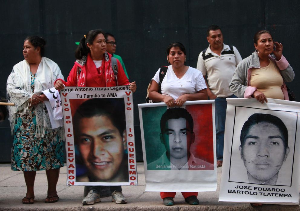 Foto: Varios padres de los 43 estudiantes desaparecidos en Iguala en una protesta el pasado 15 de enero. (EFE)