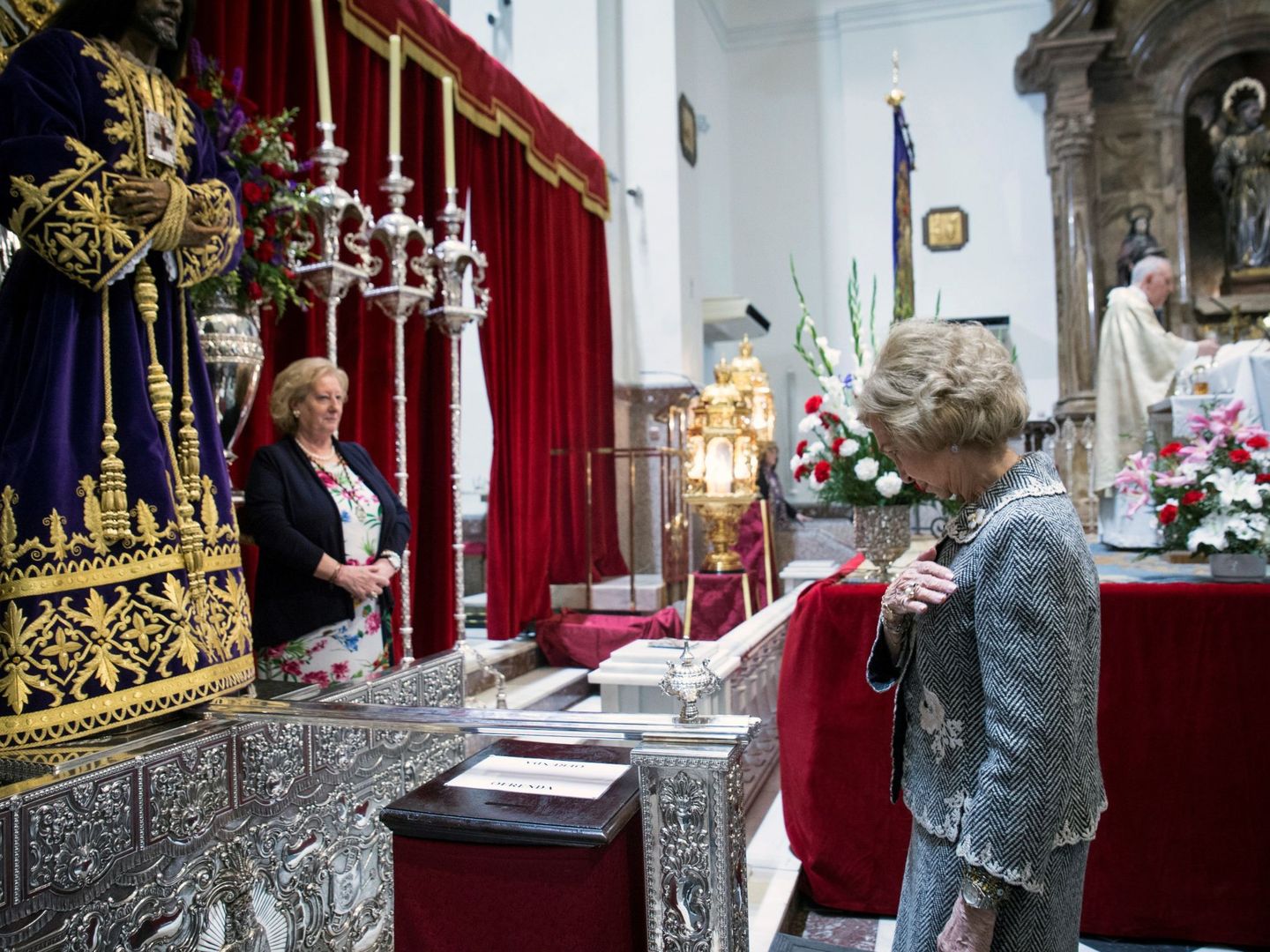 La reina doña Sofía, junto al Cristo de Medinaceli. (EFE)