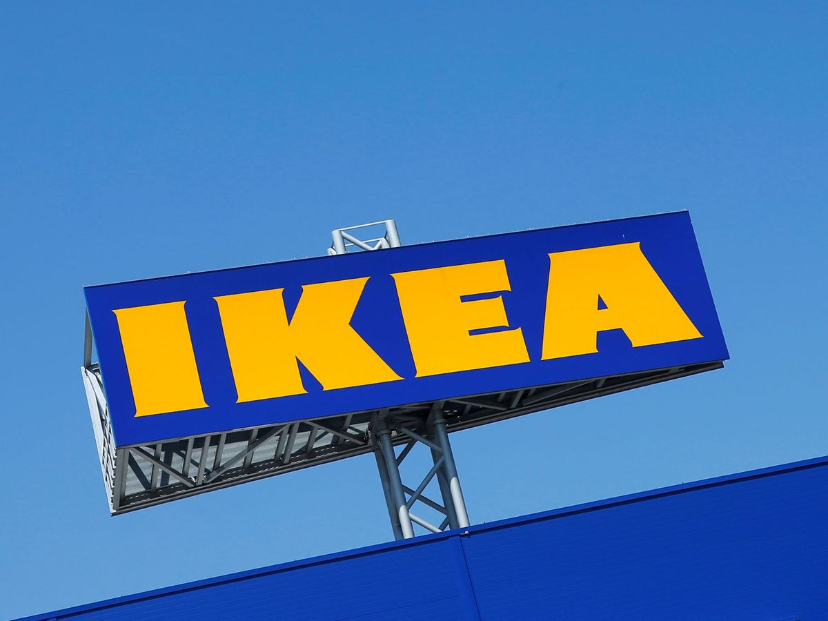 Foto: Un logo de Ikea a la entrada de una tienda. (Reuters)