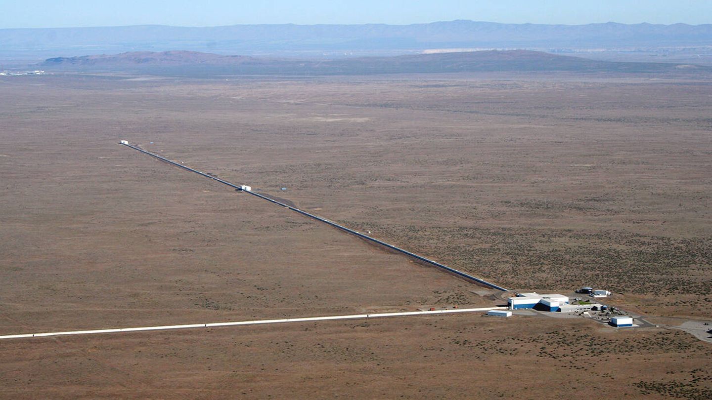 Los brazos de 4 kilómetros de longitud del experimento LIGO.