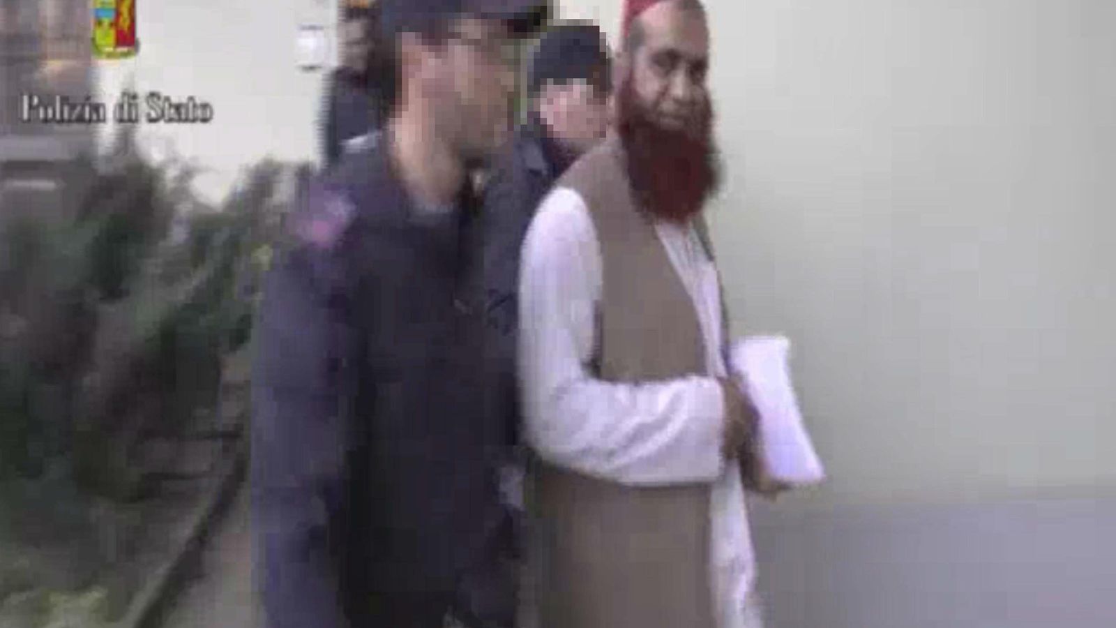Foto: Imagen procedente de un vídeo facilitado por la policía italiana este viernes que muestra el arresto de un imán en Bergamo (Italia) en una operación contra presuntos miembros de una célula de Al Qaeda (EFE)