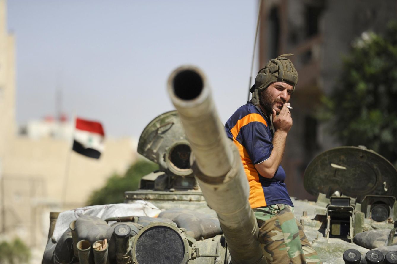 Un soldado del Ejército de Bachar al Asad en Adra al-Omalia (Reuters).