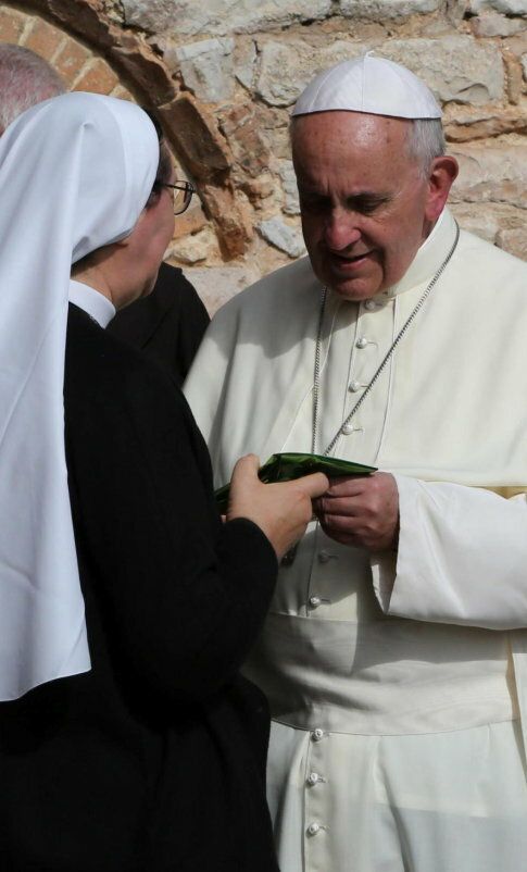 El papa Francisco habla con una monja en Asís (efe)