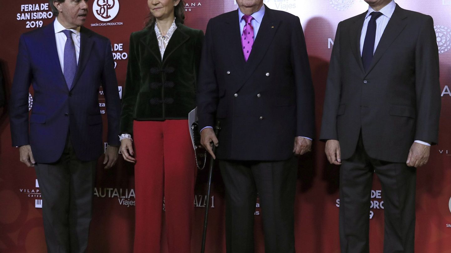 El presidente de la Comunidad de Madrid, Ángel Garrido, la infanta Elena, el Rey emérito y el presidente del Senado, Pío García-Escudero, el pasado viernes. (EFE)
