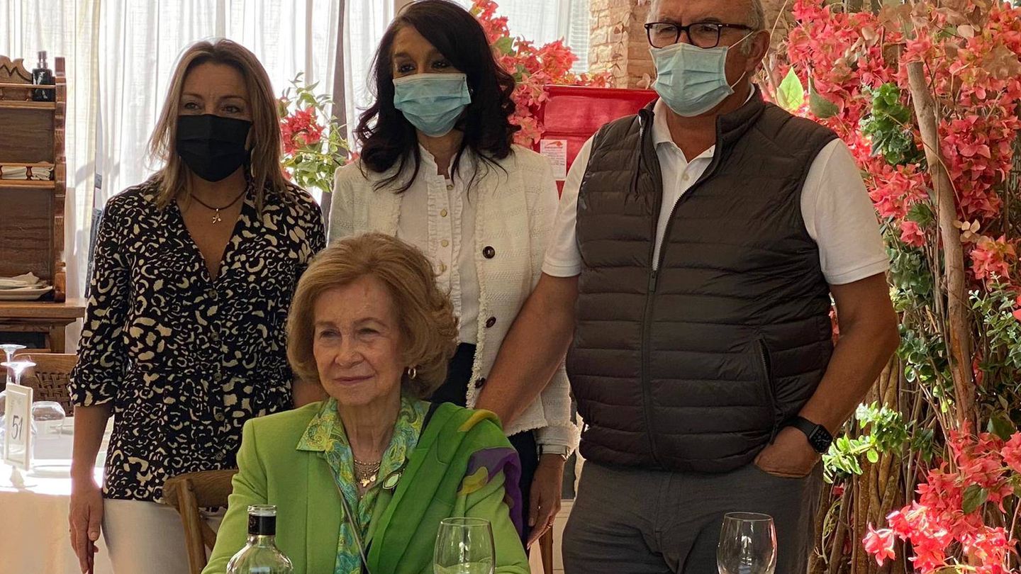 La reina Sofía, junto a algunos comensales, entre ellos el presidente de ASAJA. (Fotografía cedida por Cuca Díaz de la Cuerda)