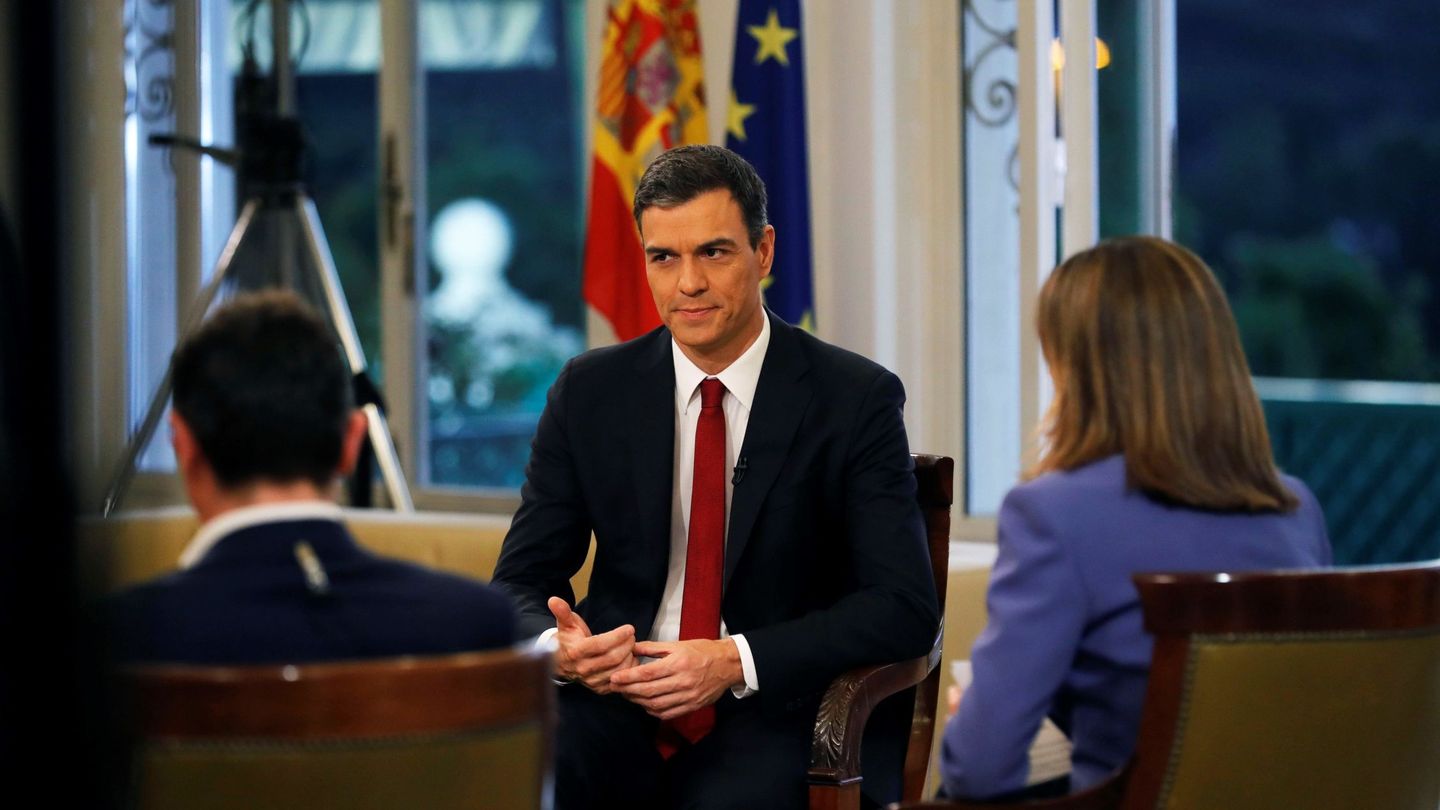 Pedro Sánchez, durante la entrevista en TVE con Ana Blanco y Sergio Martín, este 18 de junio en el palacio de la Moncloa. (EFE)