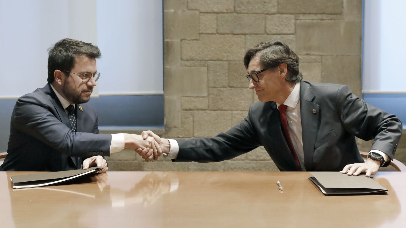 Foto:  El presidente de la Generalitat, Pere Aragonès, y el líder del PSC, Salvador Illa, al sellar el pacto de presupuestos. (EFE/Andreu Dalmau)