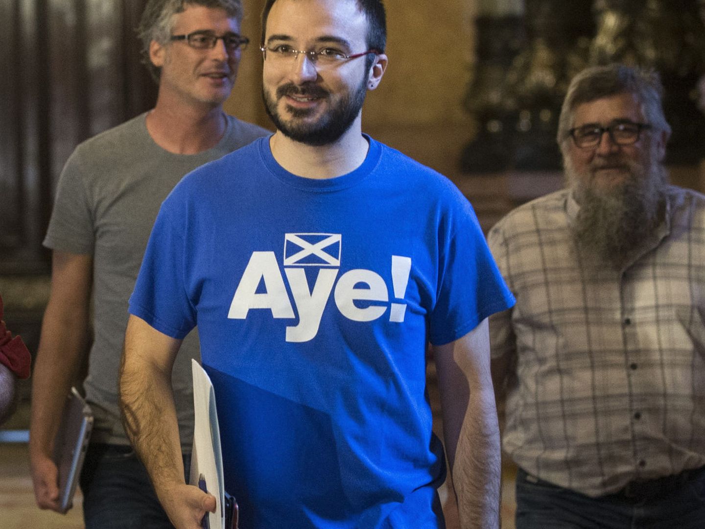 Albert Botran y una de sus originales camisetas. (EFE/Quique García)