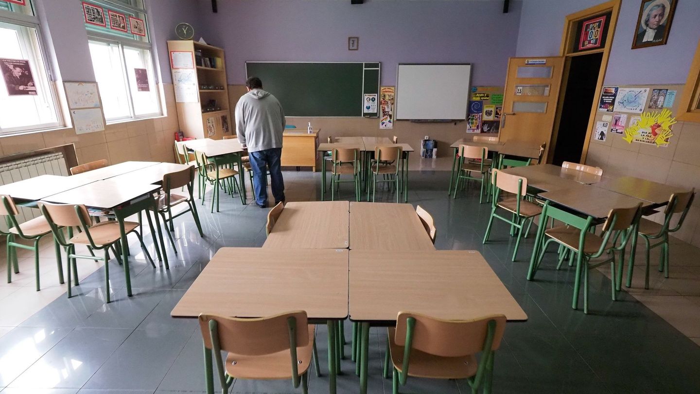 Un aula vacía en un colegio. (EFE)
