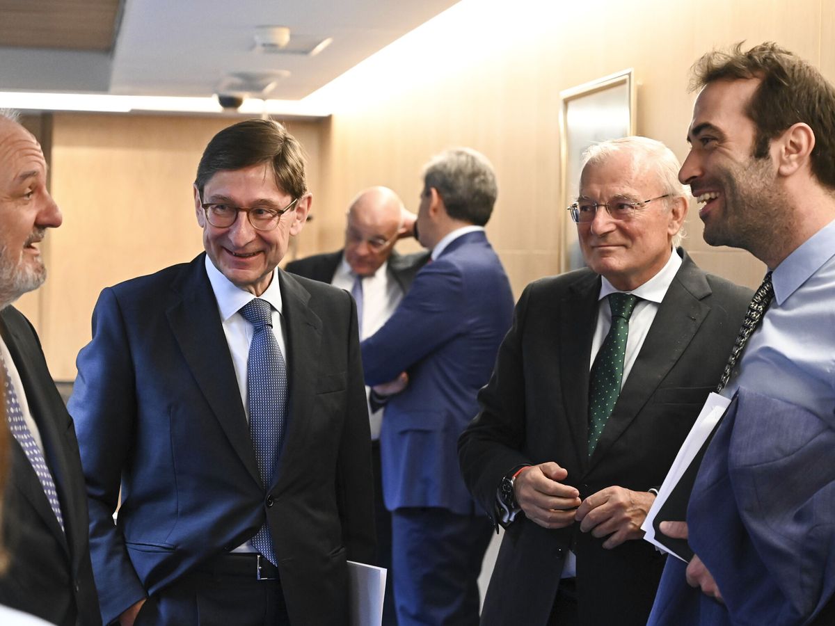 Foto: Manuel Azuaga (2d), presidente de Unicaja Banco, y José Ignacio Goirigolzarri (2i), presidente de CaixaBank. (EFE/Fernando Villar)
