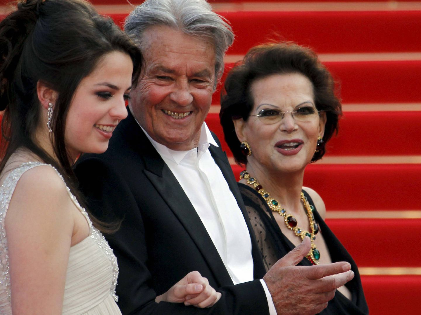 Alain Delon, con su hija y Claudia Cardinale. (EFE)