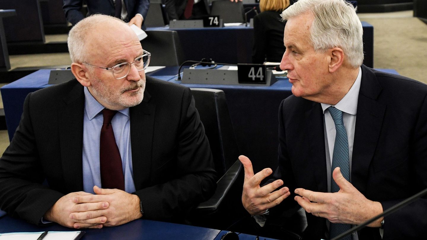 Frans Timmermans, vicepresidente de la Comisión y candidato socialista, charla con Barnier. (EFE)