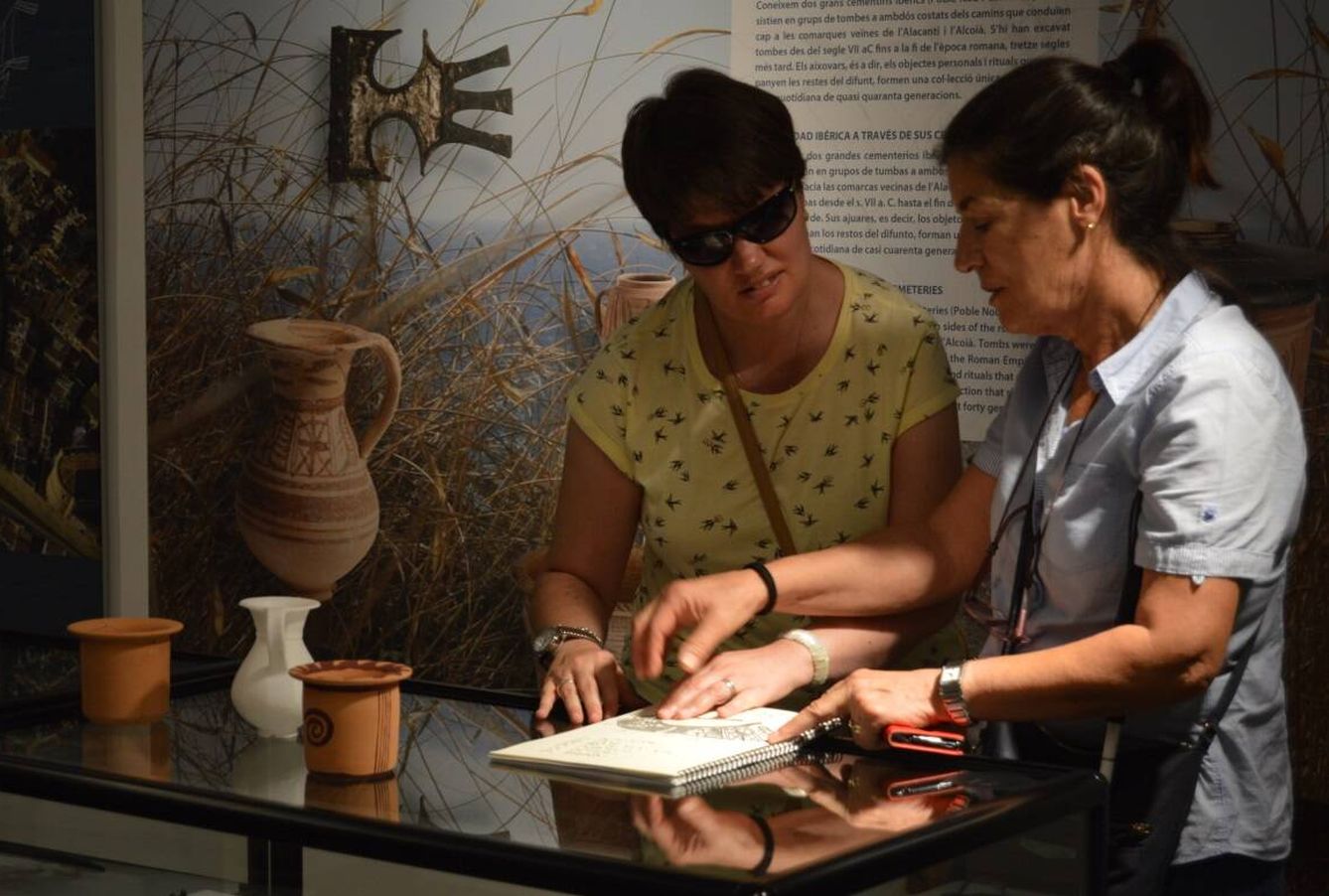 Dos visitantes disfrutando de las obras interactivas del museo. (Cedida)