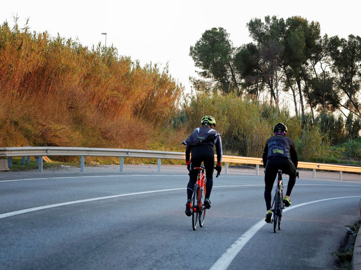 Foto: Dos ciclistas recorren una carretera a la altura de Barcelona. (EFE)
