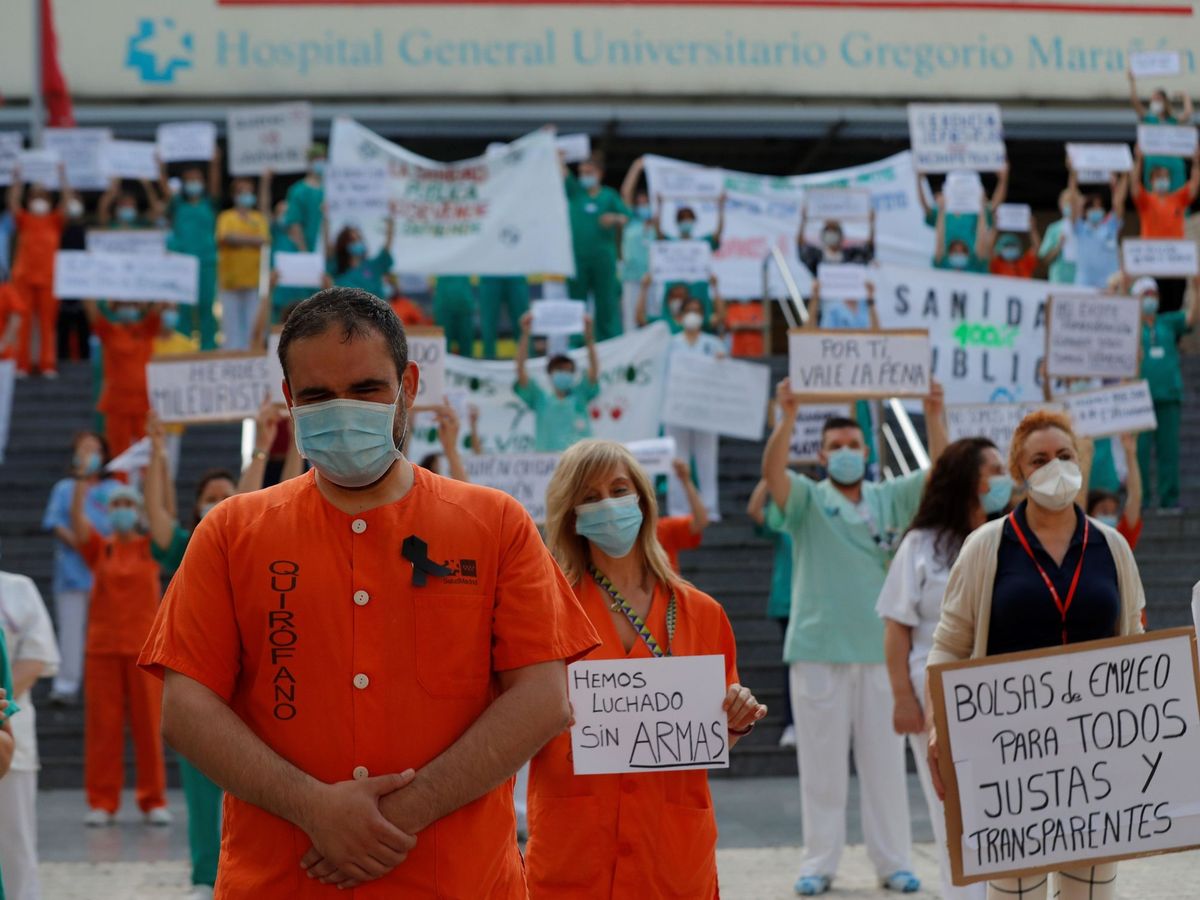Foto: Miembros del personal sanitario del Hospital Gregorio Marañón participan en una concentración para exigir una sanidad de calidad. (EFE)