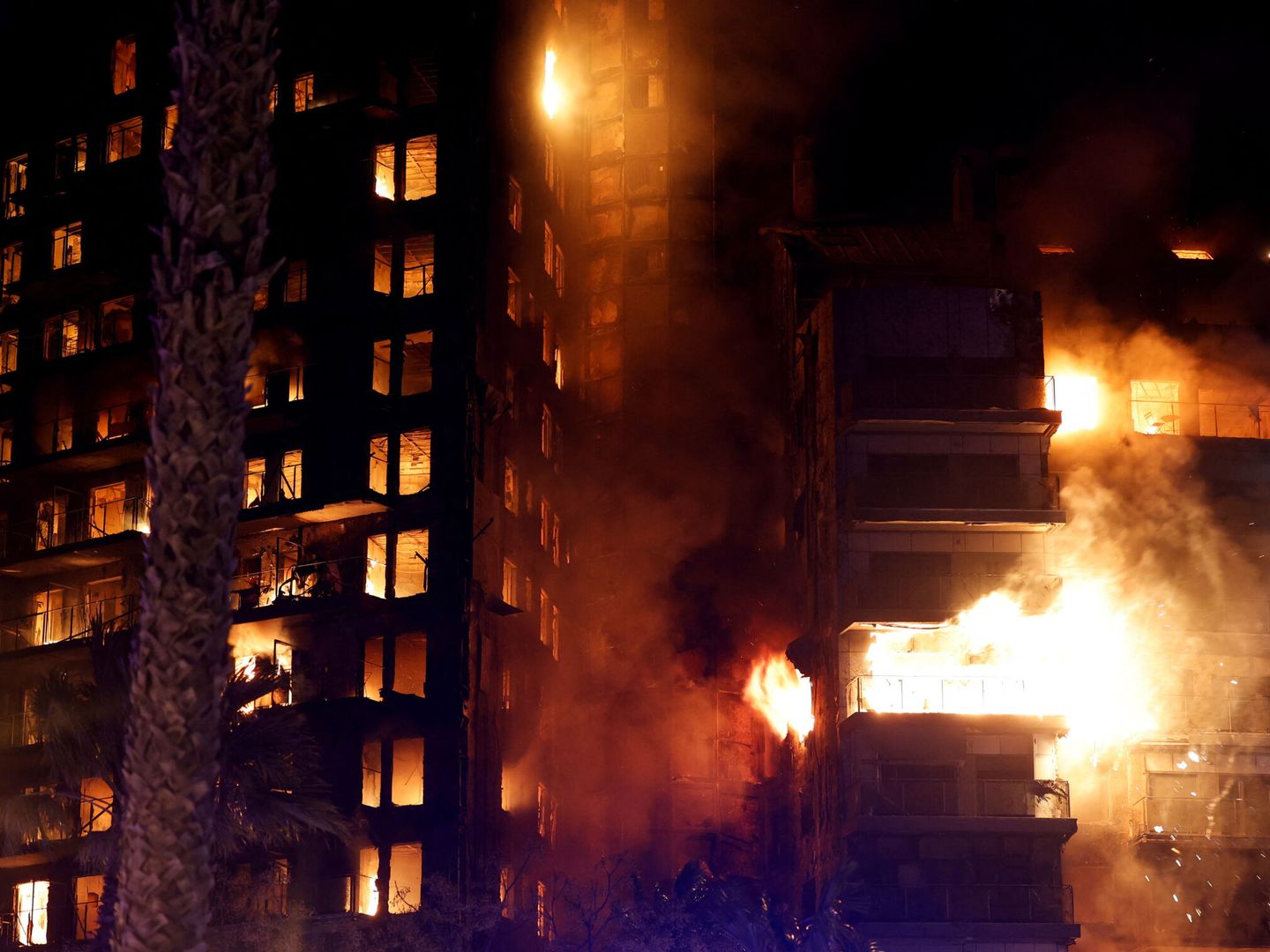 El edificio de Campanar, en Valencia, durante el incendio. (Reuters/Eva Manez)
