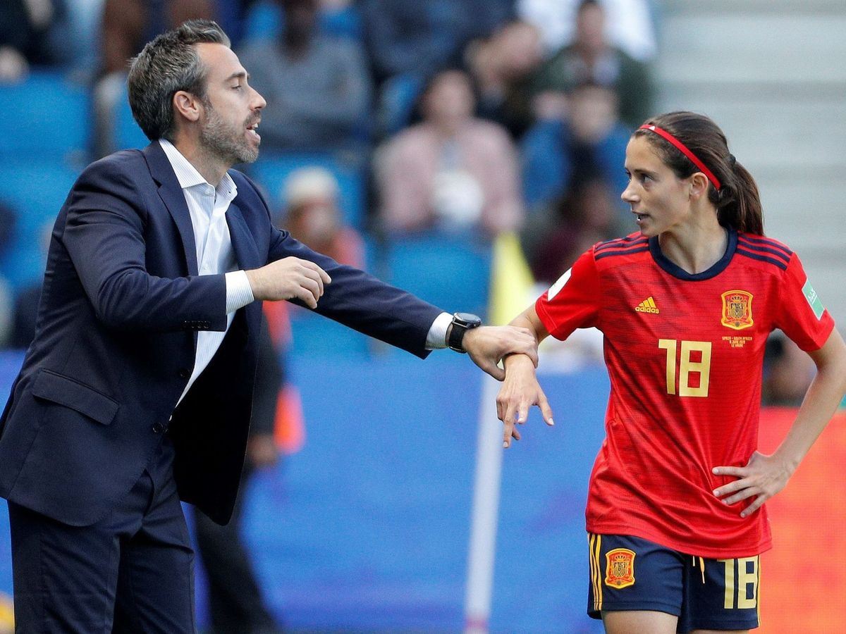 Foto: Jorge Vilda, con Aitana Bonmatí, durante un partido de España. (EFE)