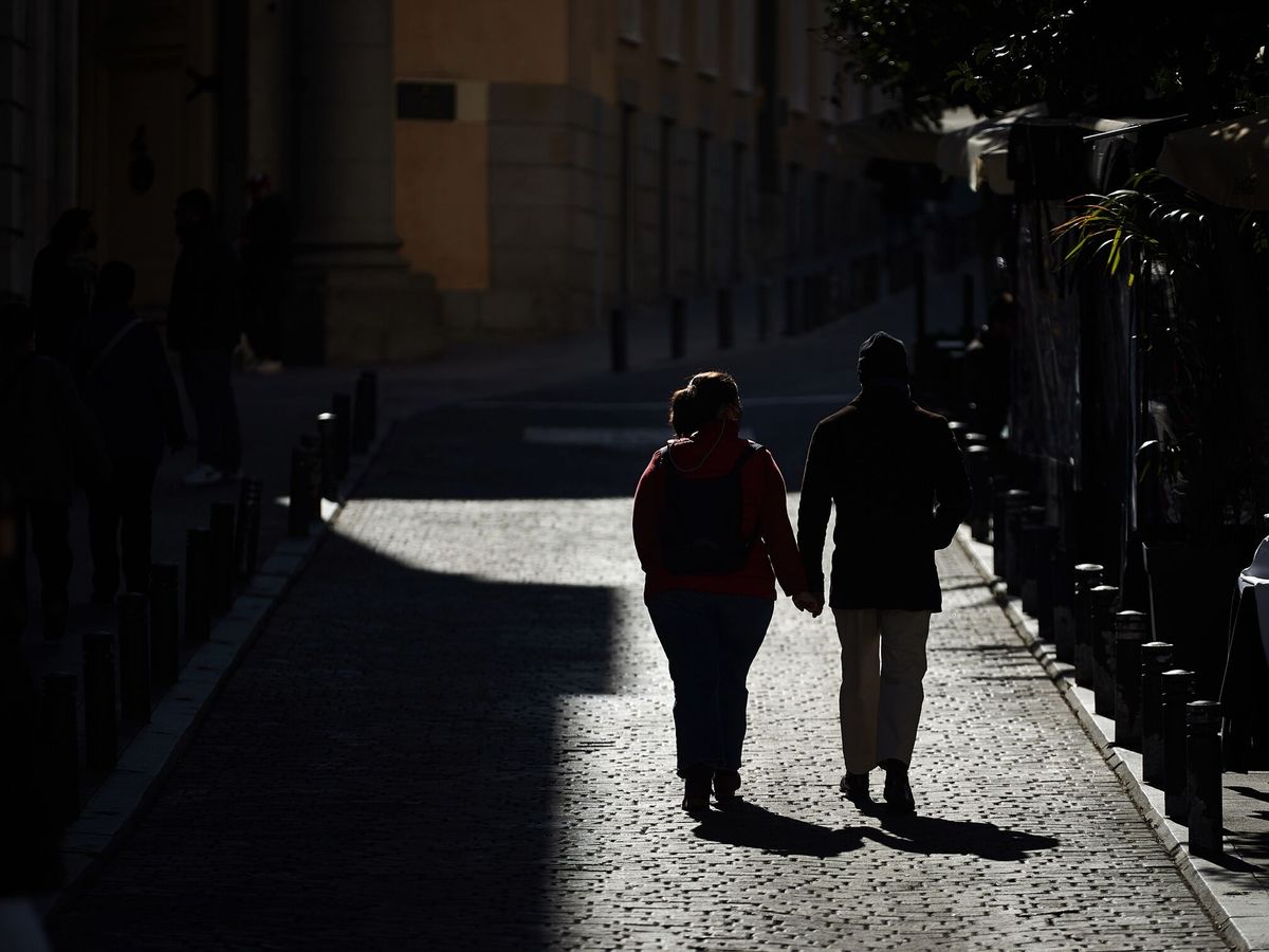 Foto: Una pareja pasea de la mano en el centro de Madrid. (EFE/Miguel Osés)