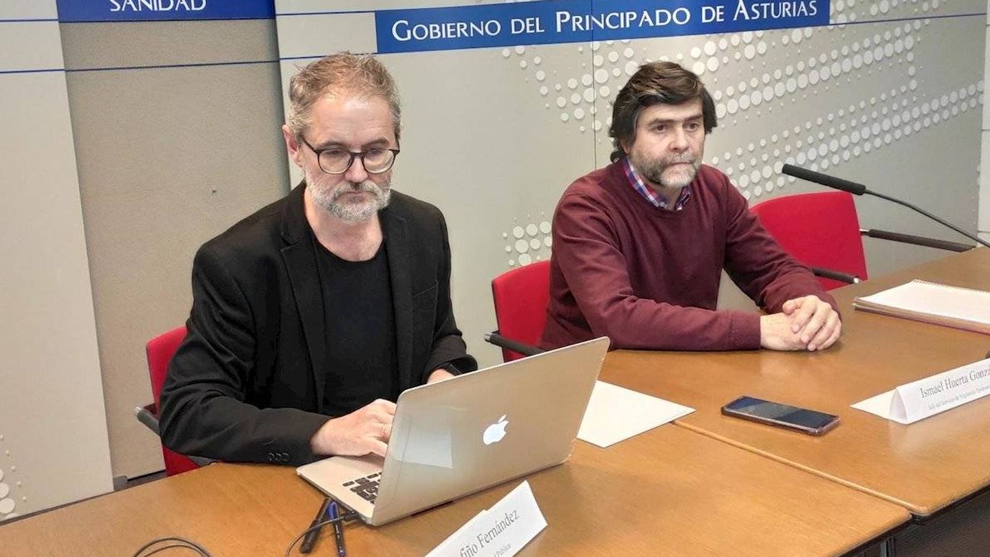 Ismael Huerta (derecha), junto a Rafael Cofiño, director general de Salud Pública del Principado de Asturias. (EFE)