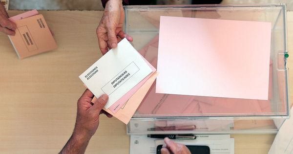 Foto: Una mesa de votación en Valencia. (EFE)