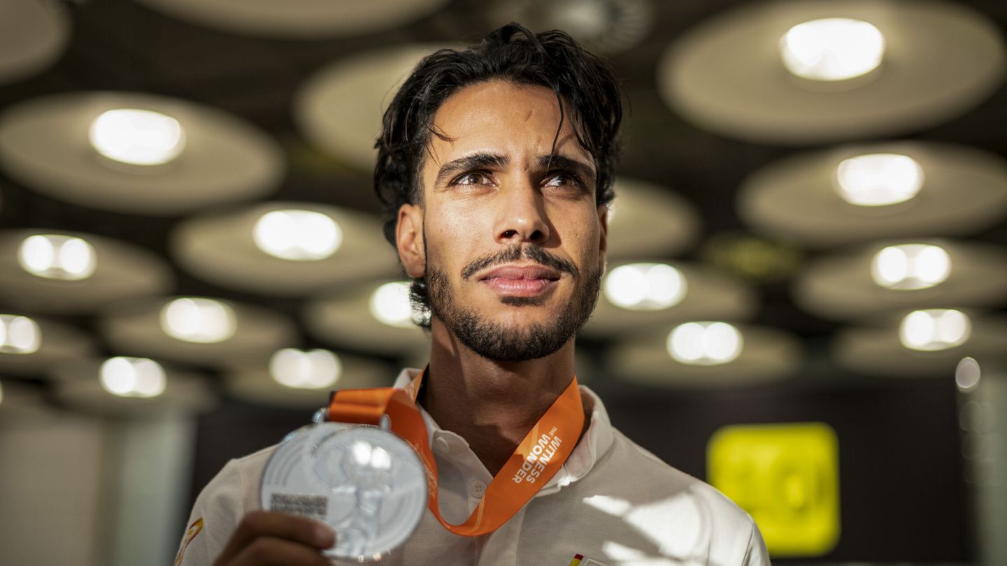 Mohamed Katir, tras ganar la plata en los 5.000 metros de los Mundiales. (EFE/Fernando Villar)