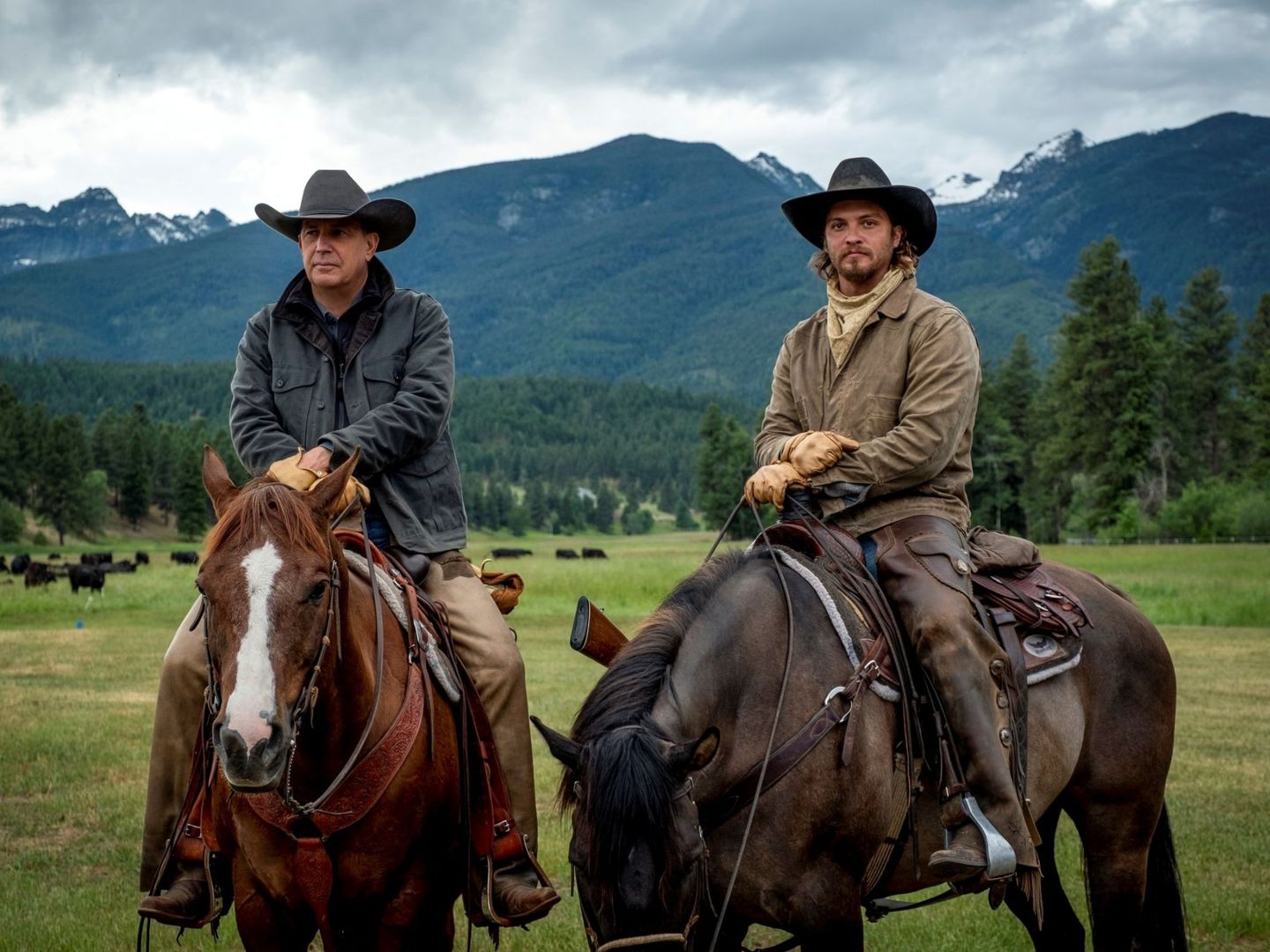 Kevin Costner, con Luke Grimes en una escena de la serie 'Yellowstone'. (EFE/Danno Nell/Paramount)