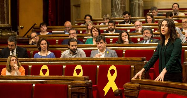 Foto: La líder de Ciudadanos, Inés Arrimadas, interviene en el pleno del Parlament. A la izquierda, lazos amarillos. (EFE)