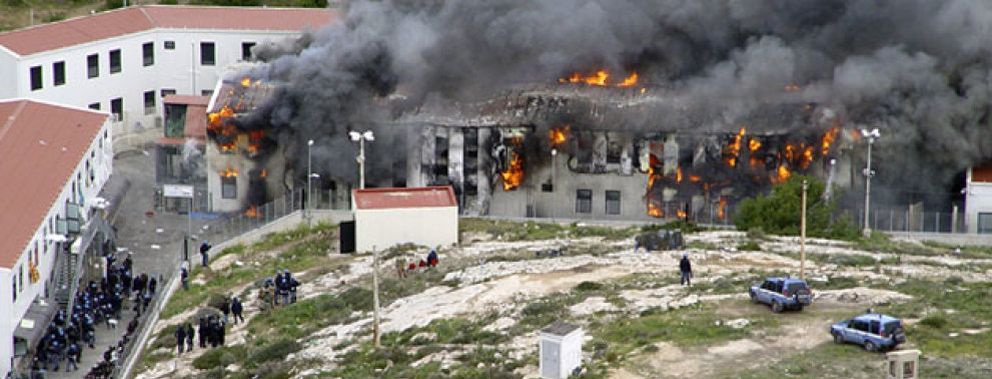 Foto: Italia redistribuye a 200 inmigrantes tras la revuelta en el centro de Lampedusa