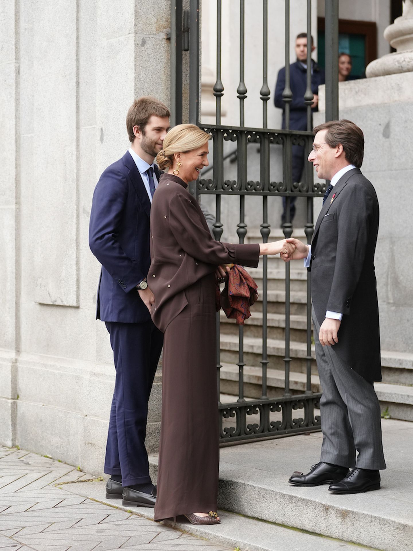 El alcalde de Madrid saluda a la infanta Cristina y su hijo Juan Urdangarín en la entrada de la parroquia donde se celebra su boda. Limited Pictures.
