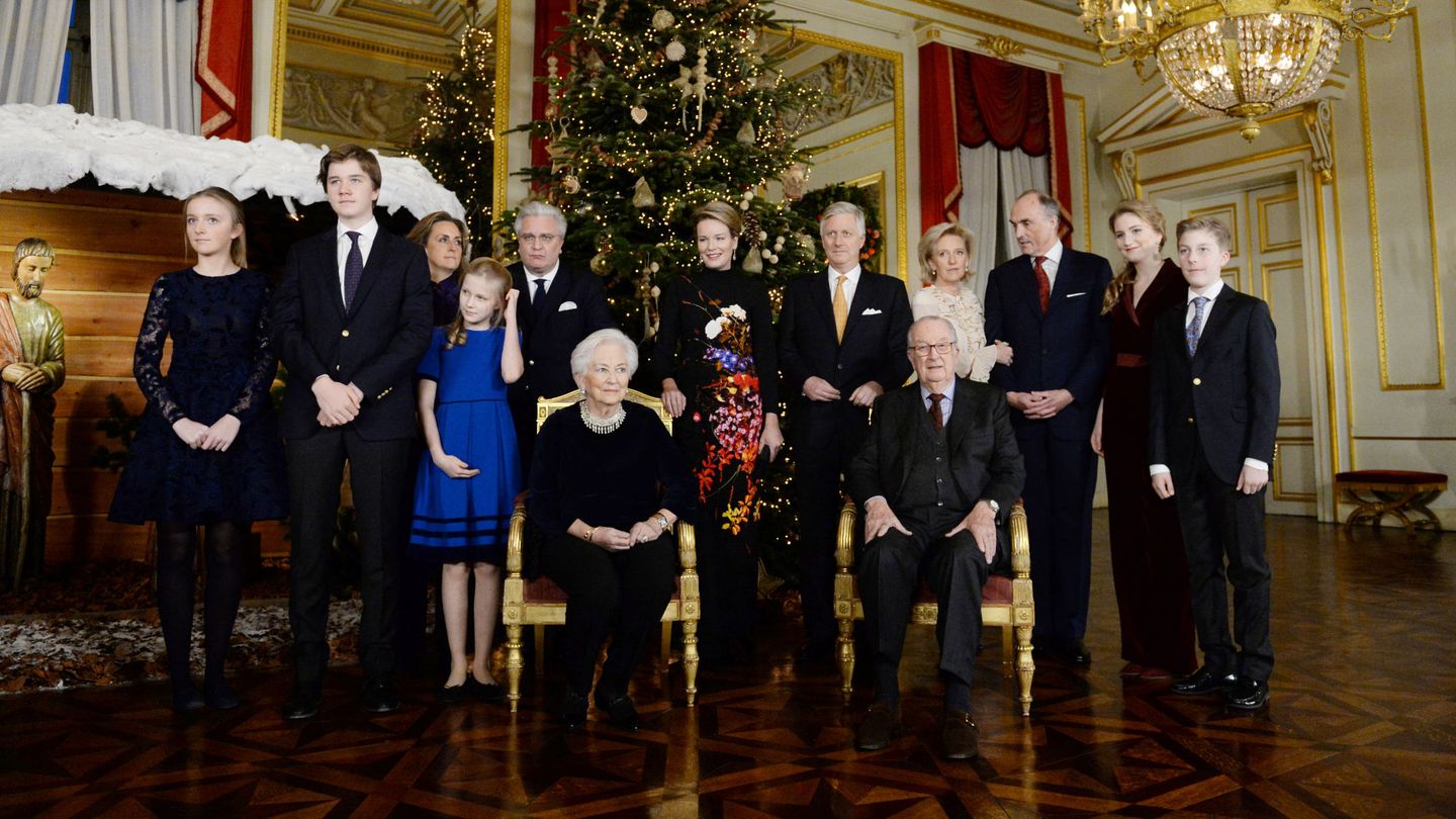 Los reyes Alberto y Paola, con sus tres hijos y algunos de sus nietos. (Reuters)