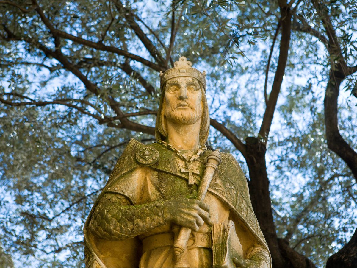 Foto: Estatua de Fernando El Católico en el Alcazar de los Reyes Cristianos (Fuente: iStock)